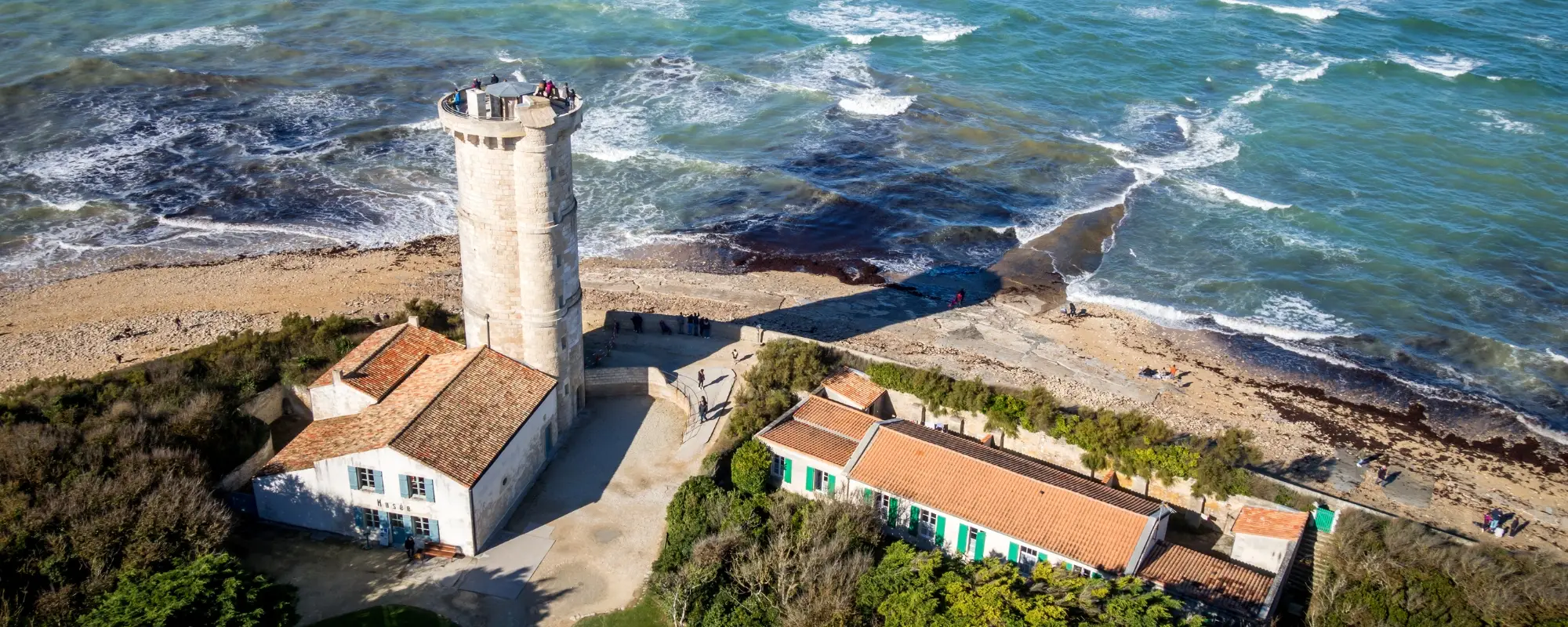 Blick auf den Leuchtturm der Wale die Rcohelle Ergebnis